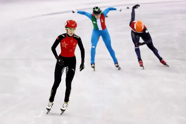 Le azzurre (Fontana, Valcepina, Peretti e Maffei) volano in finale grazie al tempo di 4'05"918, nuovo record italiano. Nella gara decisiva, il 20 febbraio, anche Corea, Canada e Cina.