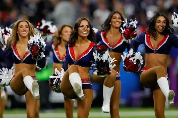 NFL, il Super Bowl LII lo vince Philadelphia. Primo storico successo per gli Eagles che superano i favoriti Patriots 41-33. Super Foles.