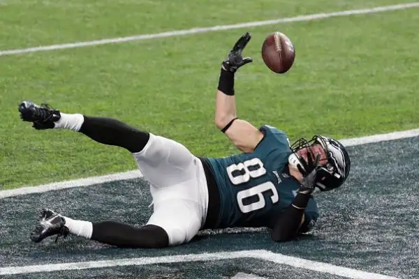 NFL, il Super Bowl LII lo vince Philadelphia. Primo storico successo per gli Eagles che superano i favoriti Patriots 41-33. Super Foles.