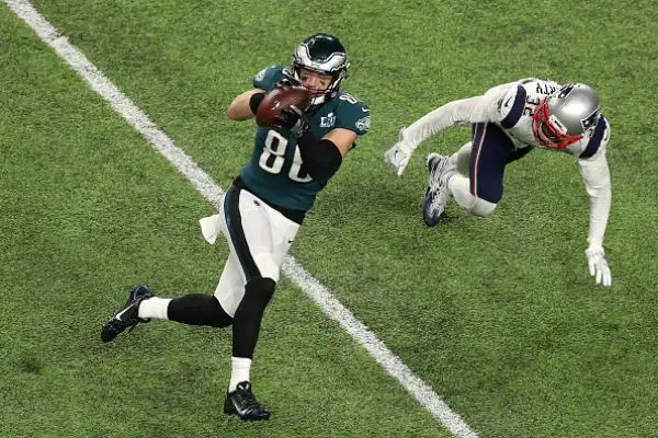 NFL, il Super Bowl LII lo vince Philadelphia. Primo storico successo per gli Eagles che superano i favoriti Patriots 41-33. Super Foles.