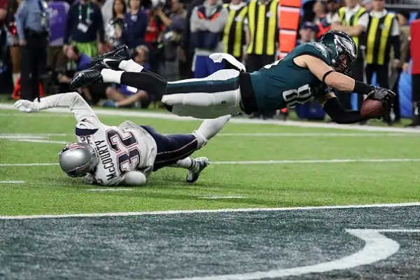 NFL, il Super Bowl LII lo vince Philadelphia. Primo storico successo per gli Eagles che superano i favoriti Patriots 41-33. Super Foles.