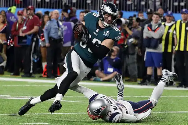 NFL, il Super Bowl LII lo vince Philadelphia. Primo storico successo per gli Eagles che superano i favoriti Patriots 41-33. Super Foles.