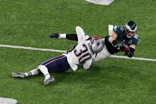 NFL, il Super Bowl LII lo vince Philadelphia. Primo storico successo per gli Eagles che superano i favoriti Patriots 41-33. Super Foles.