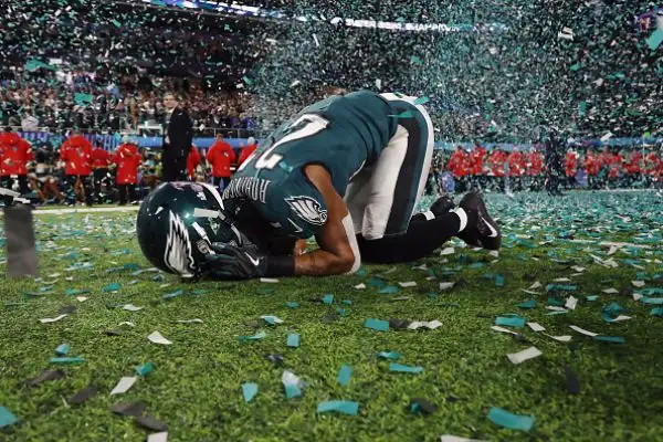 NFL, il Super Bowl LII lo vince Philadelphia. Primo storico successo per gli Eagles che superano i favoriti Patriots 41-33. Super Foles.