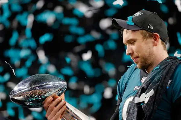 NFL, il Super Bowl LII lo vince Philadelphia. Primo storico successo per gli Eagles che superano i favoriti Patriots 41-33. Super Foles.