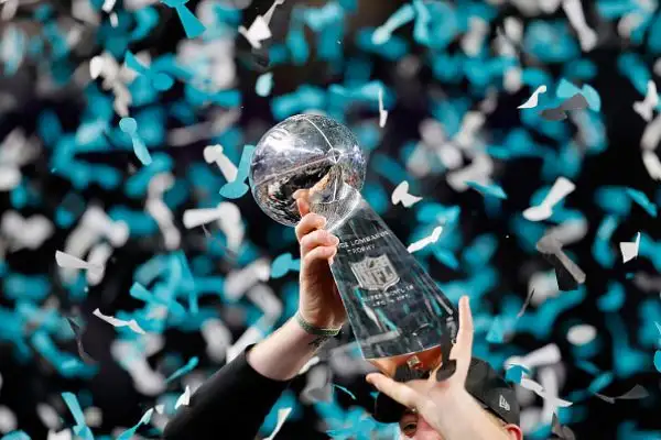 NFL, il Super Bowl LII lo vince Philadelphia. Primo storico successo per gli Eagles che superano i favoriti Patriots 41-33. Super Foles.