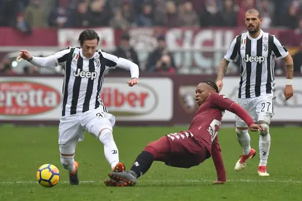 I bianconeri vincono con il minimo scarto, polemiche per un presunto fallo nell'azione che ha portato alla rete decisiva.