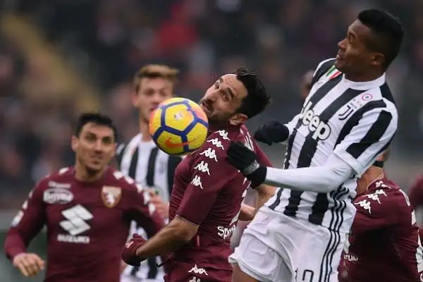 I bianconeri vincono con il minimo scarto, polemiche per un presunto fallo nell'azione che ha portato alla rete decisiva.