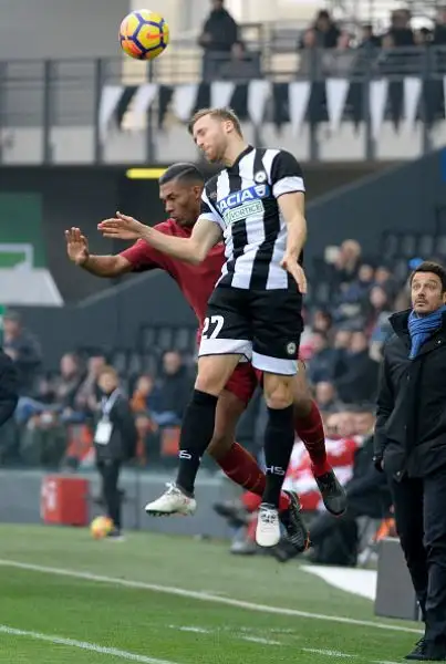 La Roma supera per 2-0 l'Udinese alla Dacia Arena nel primo anticipo del sabato della venticinquesima giornata di serie A.