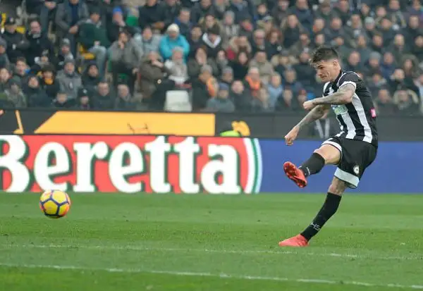 La Roma supera per 2-0 l'Udinese alla Dacia Arena nel primo anticipo del sabato della venticinquesima giornata di serie A.