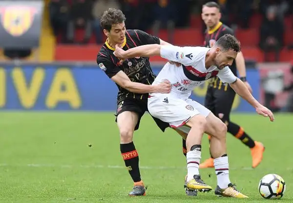 Vittoria pesantissima del Cagliari a Benevento, maturata con due reti oltre il 90'. Stregoni verso la serie B.