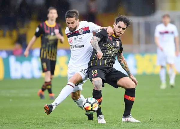 Vittoria pesantissima del Cagliari a Benevento, maturata con due reti oltre il 90'. Stregoni verso la serie B.