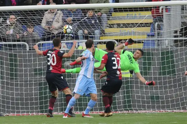 Dopo il gol di testa di Pavoletti, l'autorete di Ceppitelli e il rigore di Barella è arrivato lo straordinario pareggio di tacco di Immobile per il pareggio finale.