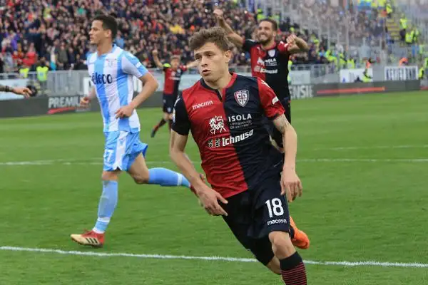 Dopo il gol di testa di Pavoletti, l'autorete di Ceppitelli e il rigore di Barella è arrivato lo straordinario pareggio di tacco di Immobile per il pareggio finale.