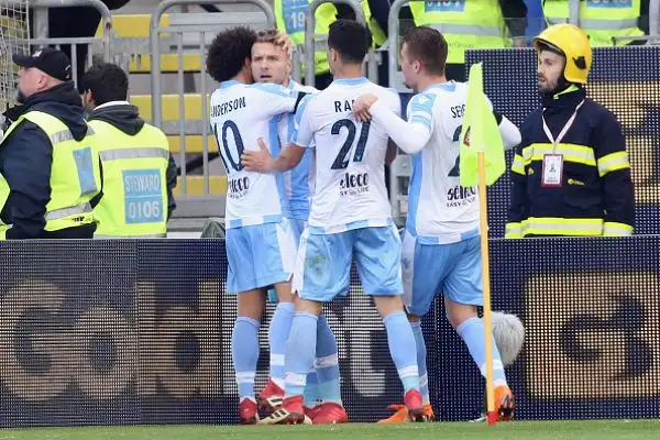 Dopo il gol di testa di Pavoletti, l'autorete di Ceppitelli e il rigore di Barella è arrivato lo straordinario pareggio di tacco di Immobile per il pareggio finale.