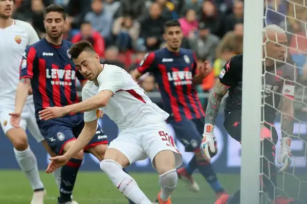 El Shaarawy e Nainggolan blindano il terzo posto della Roma, Crotone ko.