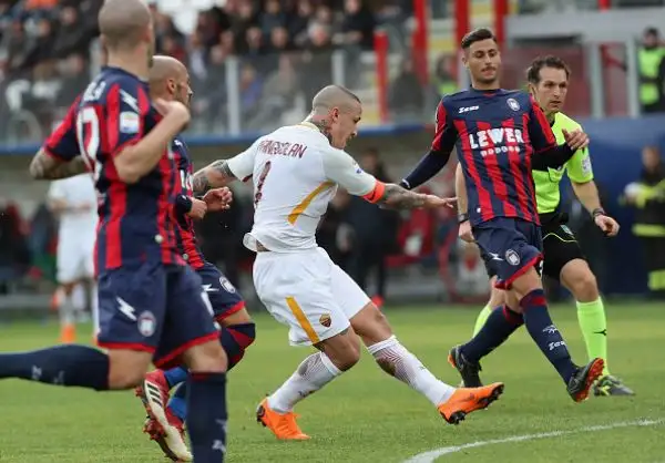 El Shaarawy e Nainggolan blindano il terzo posto della Roma, Crotone ko.