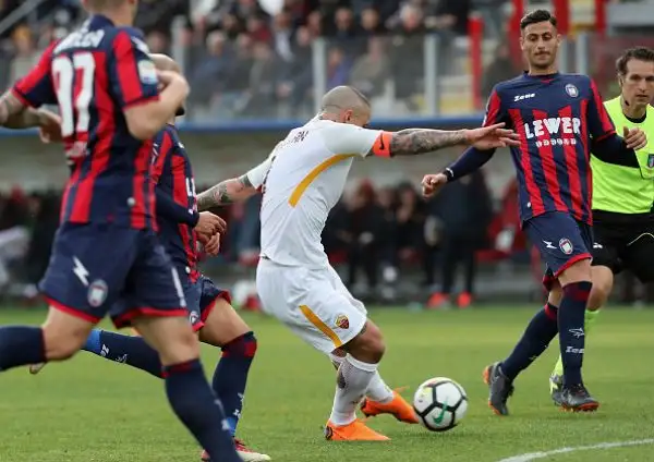 El Shaarawy e Nainggolan blindano il terzo posto della Roma, Crotone ko.