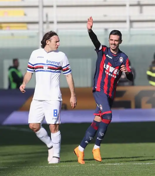 La Samp crolla sul campo del Crotone: doppietta di Trotta, gol di Stoian che ribatte un rigore sbagliato dallo stesso Trotta, rete di Duvan Zapata e pasticcio tra Silvestre e Viviano per il 4-1 finale