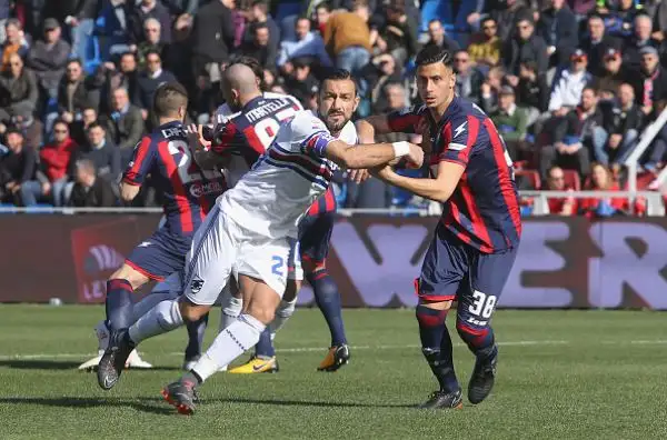 La Samp crolla sul campo del Crotone: doppietta di Trotta, gol di Stoian che ribatte un rigore sbagliato dallo stesso Trotta, rete di Duvan Zapata e pasticcio tra Silvestre e Viviano per il 4-1 finale