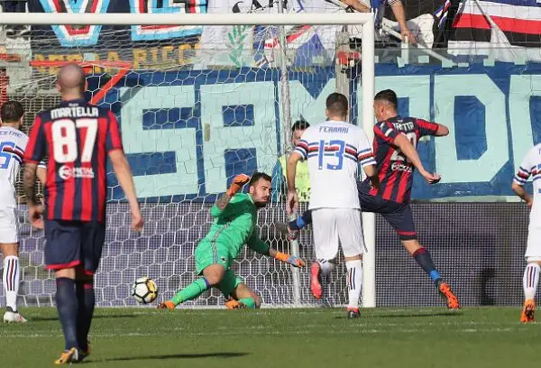 La Samp crolla sul campo del Crotone: doppietta di Trotta, gol di Stoian che ribatte un rigore sbagliato dallo stesso Trotta, rete di Duvan Zapata e pasticcio tra Silvestre e Viviano per il 4-1 finale
