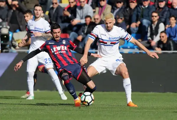 La Samp crolla sul campo del Crotone: doppietta di Trotta, gol di Stoian che ribatte un rigore sbagliato dallo stesso Trotta, rete di Duvan Zapata e pasticcio tra Silvestre e Viviano per il 4-1 finale