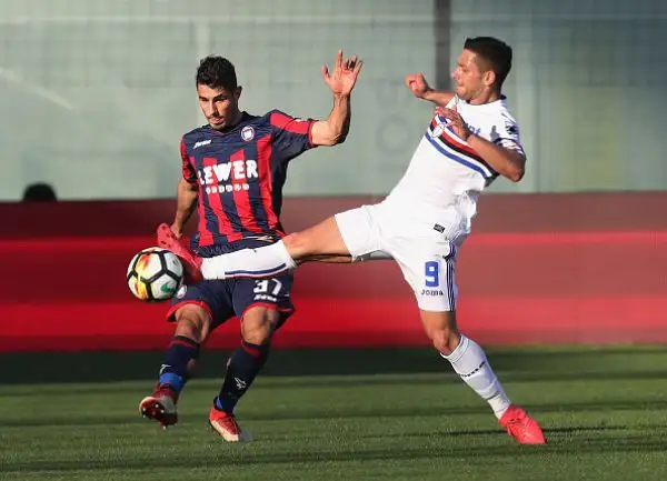 La Samp crolla sul campo del Crotone: doppietta di Trotta, gol di Stoian che ribatte un rigore sbagliato dallo stesso Trotta, rete di Duvan Zapata e pasticcio tra Silvestre e Viviano per il 4-1 finale