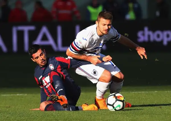 La Samp crolla sul campo del Crotone: doppietta di Trotta, gol di Stoian che ribatte un rigore sbagliato dallo stesso Trotta, rete di Duvan Zapata e pasticcio tra Silvestre e Viviano per il 4-1 finale