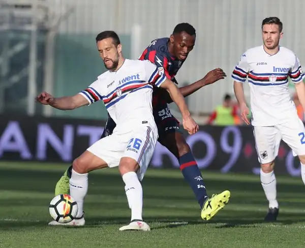 La Samp crolla sul campo del Crotone: doppietta di Trotta, gol di Stoian che ribatte un rigore sbagliato dallo stesso Trotta, rete di Duvan Zapata e pasticcio tra Silvestre e Viviano per il 4-1 finale