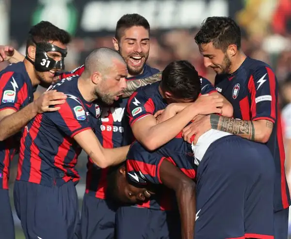La Samp crolla sul campo del Crotone: doppietta di Trotta, gol di Stoian che ribatte un rigore sbagliato dallo stesso Trotta, rete di Duvan Zapata e pasticcio tra Silvestre e Viviano per il 4-1 finale