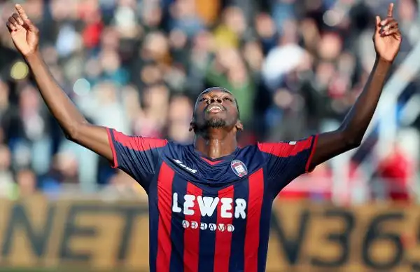 La Samp crolla sul campo del Crotone: doppietta di Trotta, gol di Stoian che ribatte un rigore sbagliato dallo stesso Trotta, rete di Duvan Zapata e pasticcio tra Silvestre e Viviano per il 4-1 finale