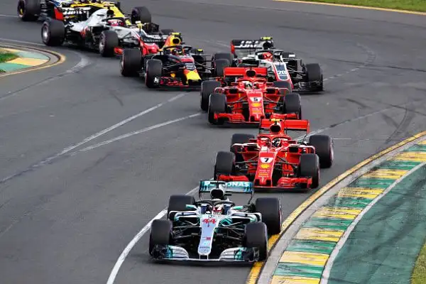 Grazie a una gara magistrale e a una strategia perfetta il tedesco è riuscito a battere Hamilton e a vincere il GP d'Australia, terzo Raikkonen.
