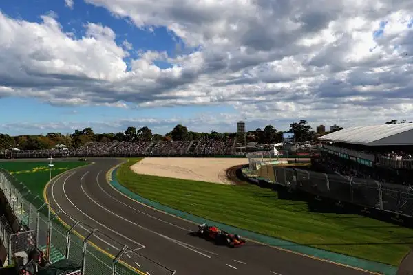 Grazie a una gara magistrale e a una strategia perfetta il tedesco è riuscito a battere Hamilton e a vincere il GP d'Australia, terzo Raikkonen.