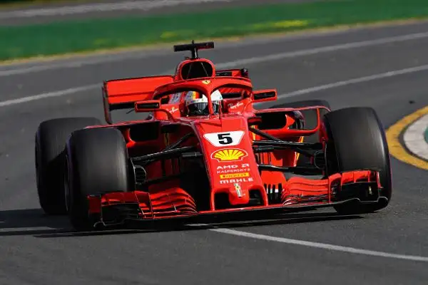 Grazie a una gara magistrale e a una strategia perfetta il tedesco è riuscito a battere Hamilton e a vincere il GP d'Australia, terzo Raikkonen.