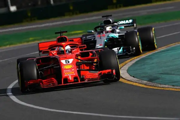 Grazie a una gara magistrale e a una strategia perfetta il tedesco è riuscito a battere Hamilton e a vincere il GP d'Australia, terzo Raikkonen.