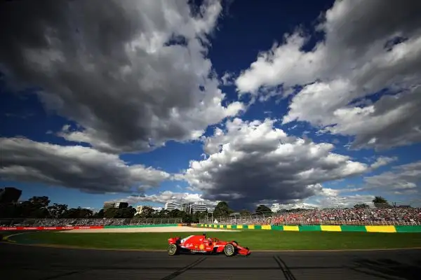 Grazie a una gara magistrale e a una strategia perfetta il tedesco è riuscito a battere Hamilton e a vincere il GP d'Australia, terzo Raikkonen.