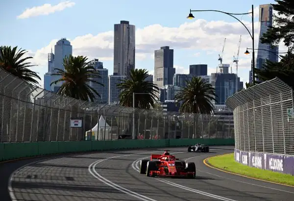 Grazie a una gara magistrale e a una strategia perfetta il tedesco è riuscito a battere Hamilton e a vincere il GP d'Australia, terzo Raikkonen.