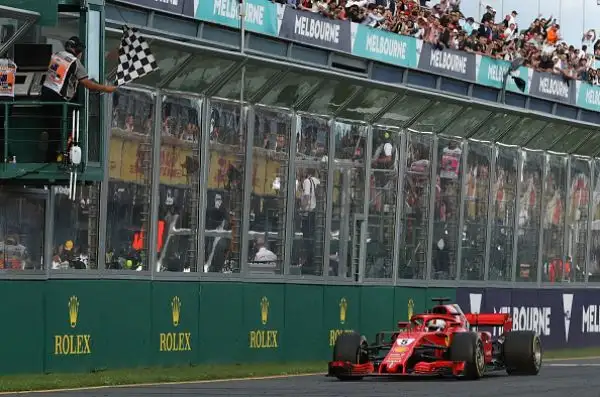 Grazie a una gara magistrale e a una strategia perfetta il tedesco è riuscito a battere Hamilton e a vincere il GP d'Australia, terzo Raikkonen.