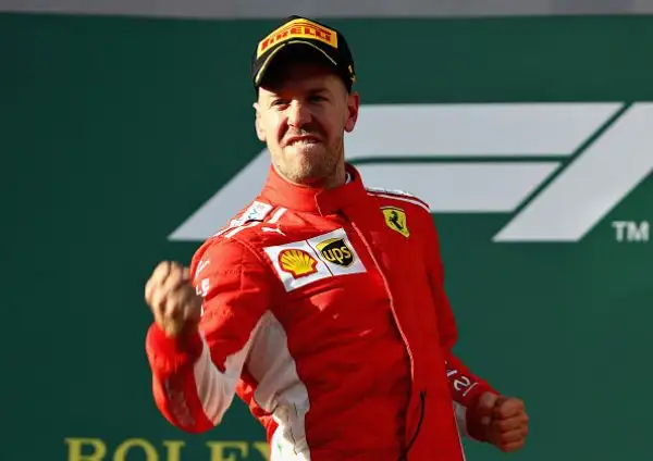 Grazie a una gara magistrale e a una strategia perfetta il tedesco è riuscito a battere Hamilton e a vincere il GP d'Australia, terzo Raikkonen.