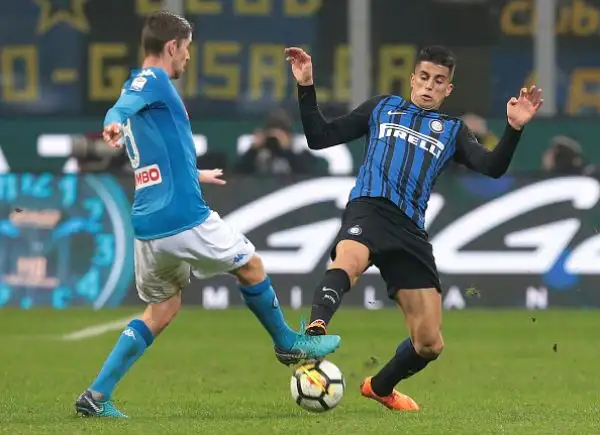 Al Meazza diverse occasioni per la squadra di Sarri, con un palo colpito da Skriniar. Ora la Juve è capolista della Serie A.