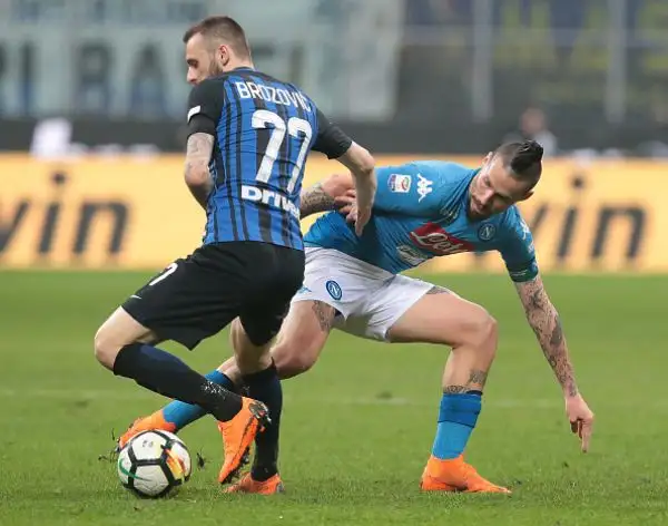 Al Meazza diverse occasioni per la squadra di Sarri, con un palo colpito da Skriniar. Ora la Juve è capolista della Serie A.