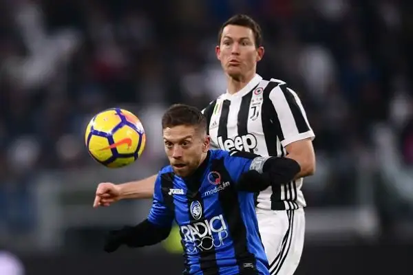 Decide un rigore di Pjanic, a Gasperini non riesce la rimonta: Gomez colpisce un palo clamoroso.