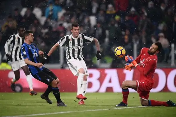Decide un rigore di Pjanic, a Gasperini non riesce la rimonta: Gomez colpisce un palo clamoroso.