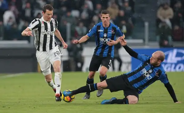 Decide un rigore di Pjanic, a Gasperini non riesce la rimonta: Gomez colpisce un palo clamoroso.