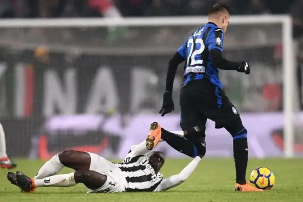 Decide un rigore di Pjanic, a Gasperini non riesce la rimonta: Gomez colpisce un palo clamoroso.