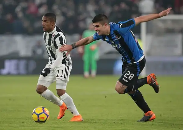 Decide un rigore di Pjanic, a Gasperini non riesce la rimonta: Gomez colpisce un palo clamoroso.