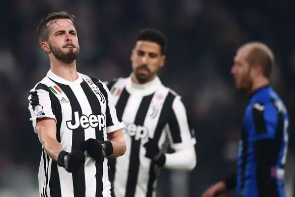 Decide un rigore di Pjanic, a Gasperini non riesce la rimonta: Gomez colpisce un palo clamoroso.