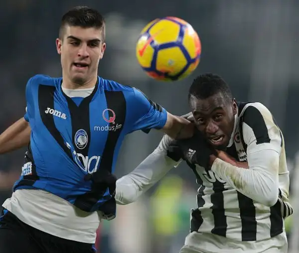 Decide un rigore di Pjanic, a Gasperini non riesce la rimonta: Gomez colpisce un palo clamoroso.