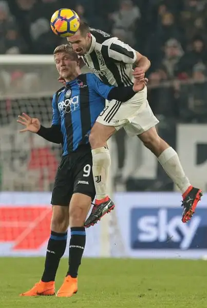 Decide un rigore di Pjanic, a Gasperini non riesce la rimonta: Gomez colpisce un palo clamoroso.