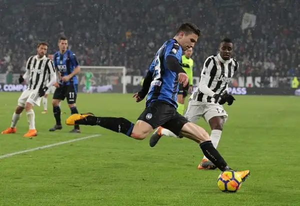Decide un rigore di Pjanic, a Gasperini non riesce la rimonta: Gomez colpisce un palo clamoroso.